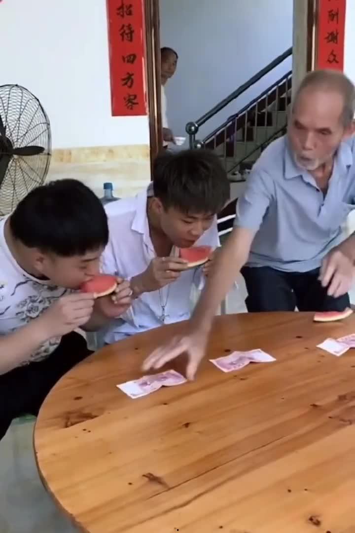 国外老爷爷吃瓜视频,揭秘异国风情下的悠闲生活