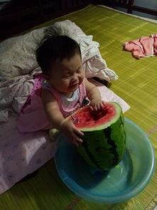 为吃瓜打哭孩子的视频,网络暴力下的心灵冲击