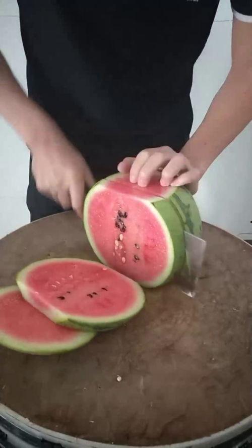 吃瓜季节小视频,揭秘热门小视频背后的故事