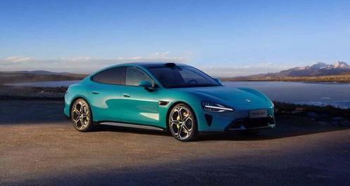 在小米汽车里拍视频吃瓜