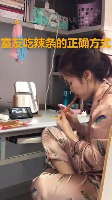 室友吃瓜坏肚子视频在线观看,搞笑视频引发网友热议