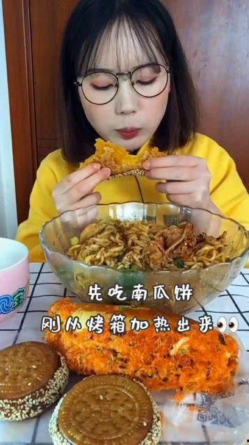 有钱夫妇吃兰瓜饼视频,有钱夫妇的奢华美食体验