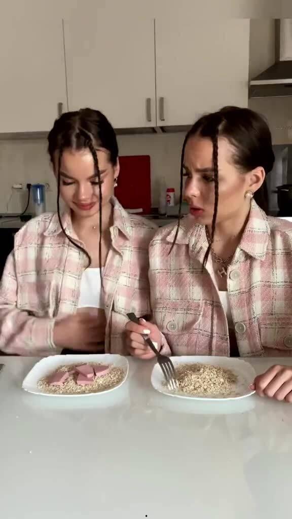 搞笑视频吃瓜小姐姐,吃瓜小姐姐的欢乐日常，笑料百出！