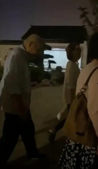 吃瓜群众偶遇自己老婆视频,网友热议