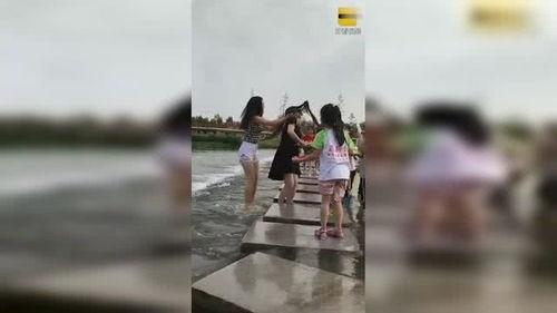 四个小姑娘吃瓜的视频,揭秘校园吃瓜趣事