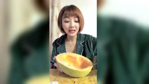 姐姐喂妹妹吃哈密瓜视频,姐姐喂妹妹品尝甜蜜哈密瓜