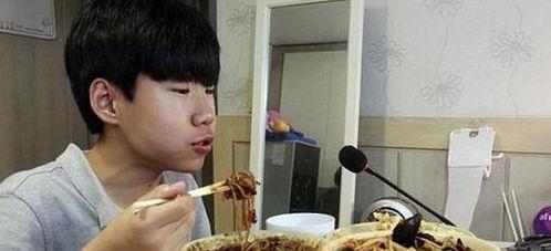 表哥直播吃瓜视频,表哥吃瓜大作战，笑料百出！