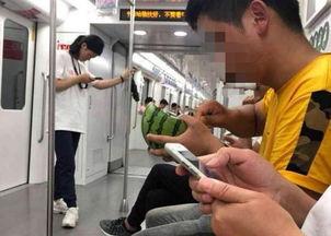 地铁吃瓜群众视频,揭秘日常生活中的趣味瞬间