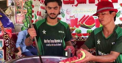 印度人在中国吃瓜视频,趣味互动引网友热议